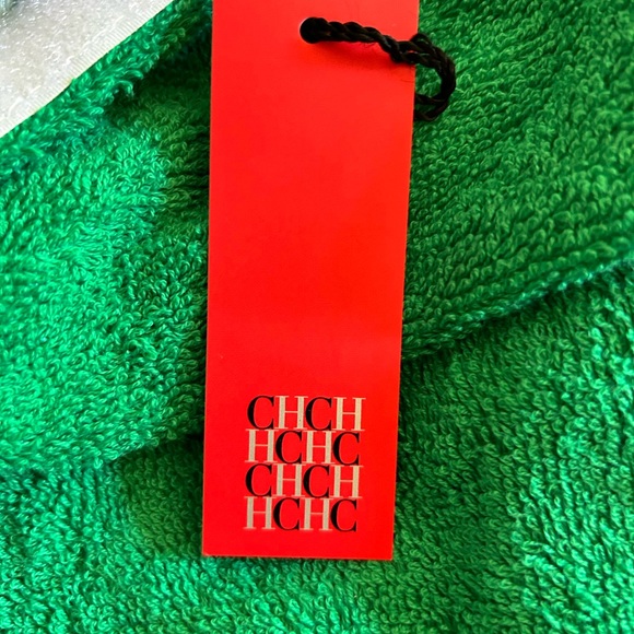 New Carolina Herrera Beach Towel     Brand new!! One still has the tag on it - Picture 2 of 7